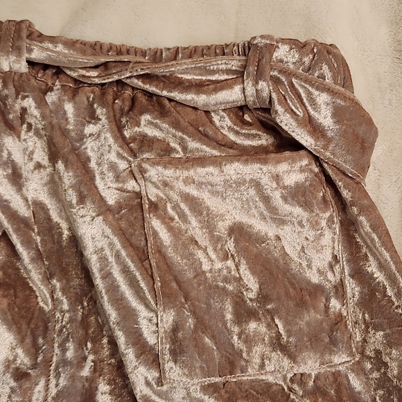 Luxurious crushed velvet joggers champagne colored with shimmer - Picture 9 of 9